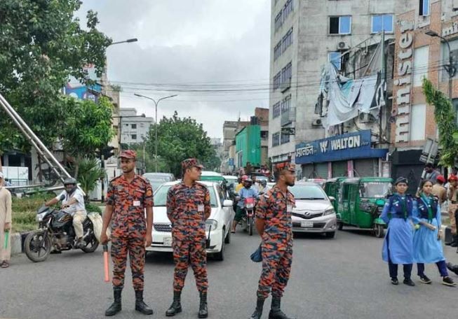 ট্রাফিক নিয়ন্ত্রণে কাজ করছে ফায়ার সার্ভিস